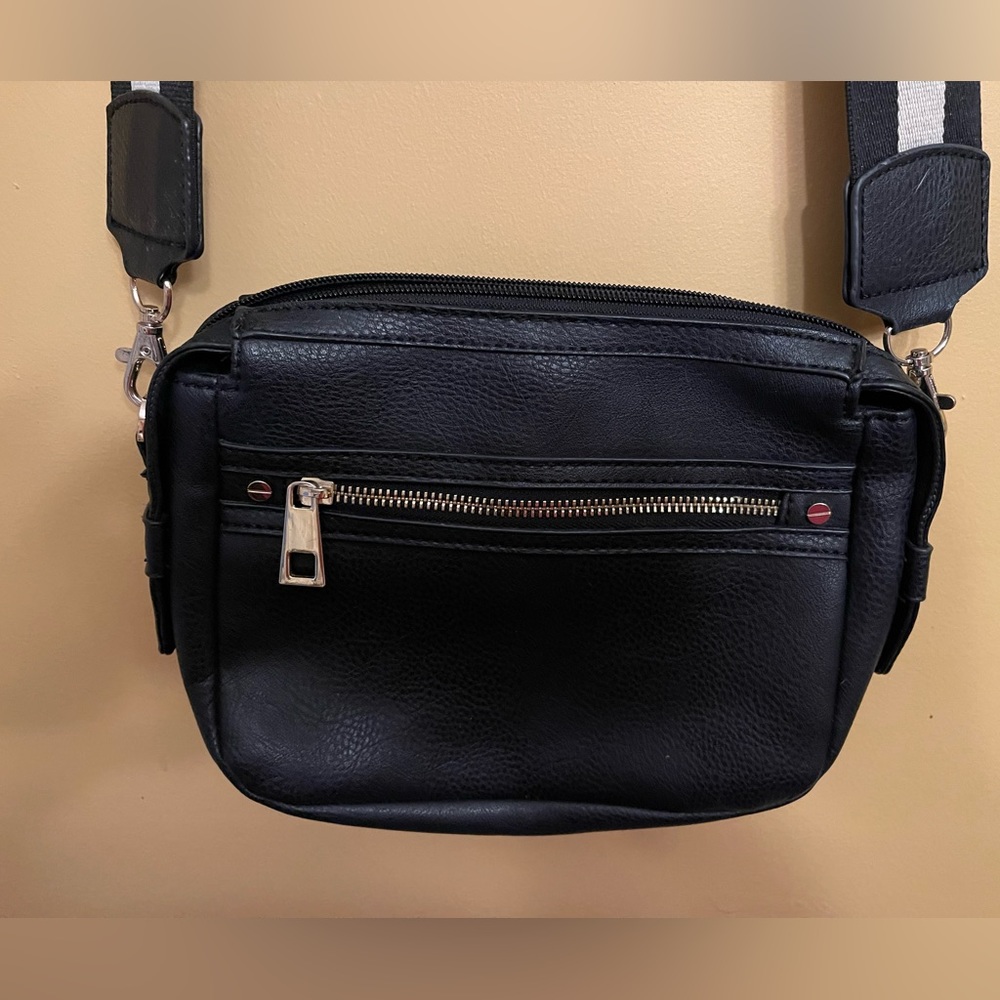 🖤 Black Crossbody Bag 🖤 - Picture 3 of 8